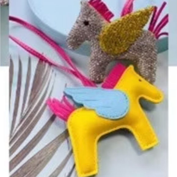 NWT ⚜️💖⚜️ Natasha Couture Adorable Pegasus Keychain Bag Charm - Picture 13 of 13